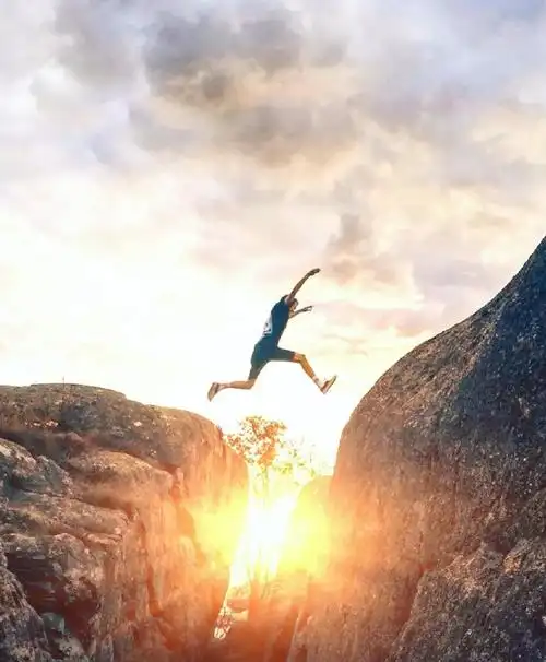 女朋友养了他8年,走上人生巅峰后,花一亿买全系劳斯莱斯送给她