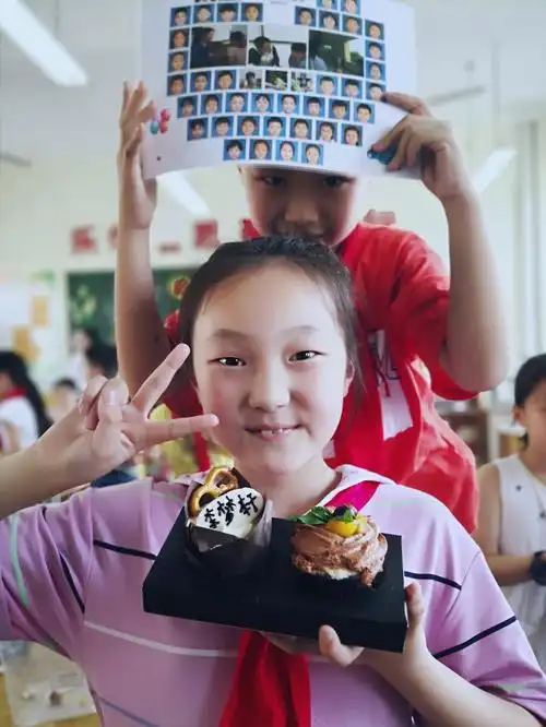 标准的剪刀手,欧耶~~后面的小伙子偷偷的搞怪~我居然没发现