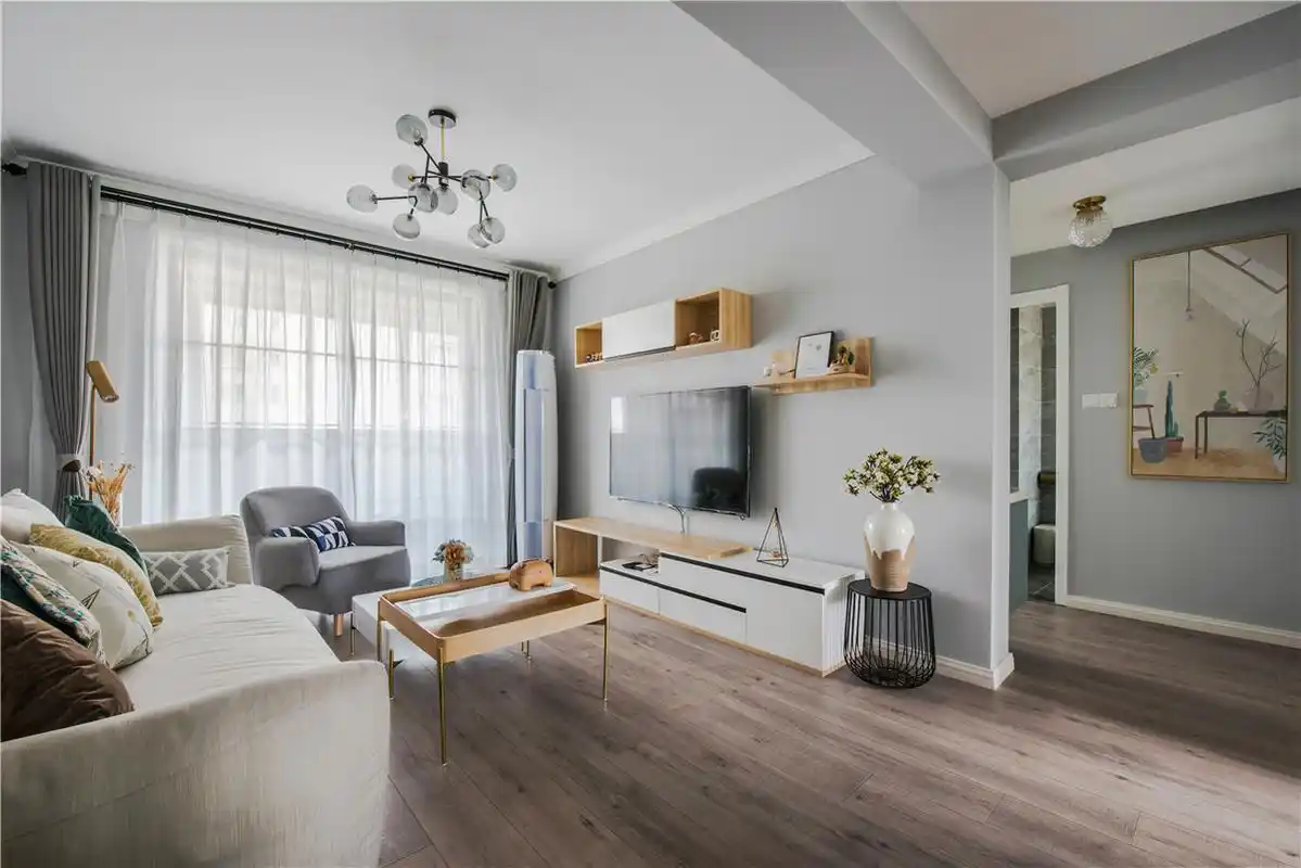 整个客厅的配色主要是以灰白色为主,主色调为浅色,由地面的深色地板去