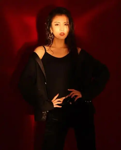 女友是"95后"校花!1米75大长腿_王君瑞