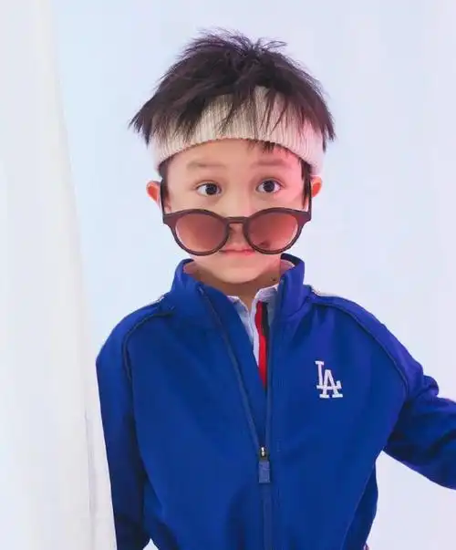 随着时光的流逝,大麟子越发的出众跟帅气,邓莎的好