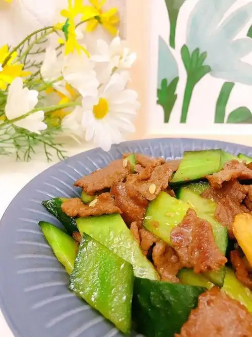 黄瓜炒肉丝的家常做法(这样做出来的黄瓜炒肉大人小孩都喜欢)