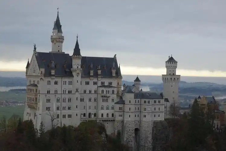 迪斯尼乐园·睡美人城堡以及许多现代童话城堡的灵感也大都来源新天鹅