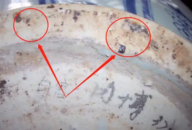 2:看显色与气泡元青花的显色也很重要,瓶,罐的外足圈一般聚釉较厚显