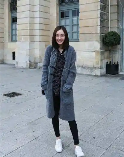 学杨幂的大衣穿搭术,告别臃肿,你也可以美成女神_黑色_灰色_运动鞋