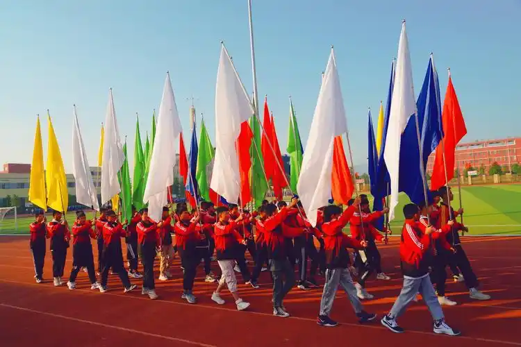 在校旗的引导下向我们走来的是彩旗队