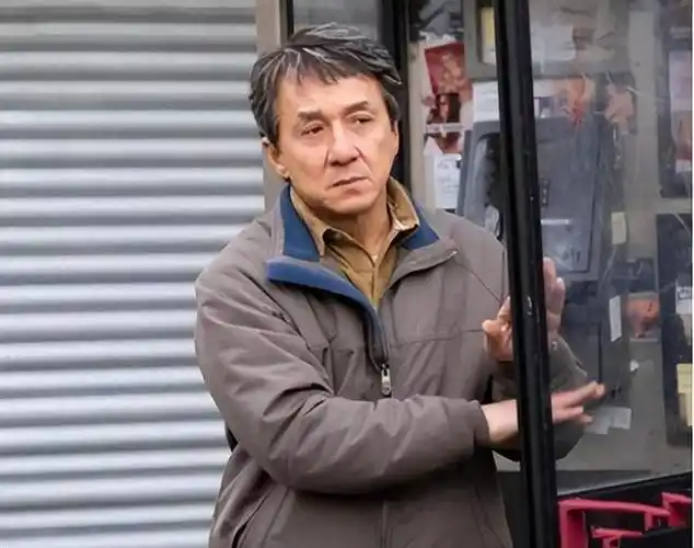 白发,双眼无神,成龙现状令人唏嘘,难道还有更糟糕的事