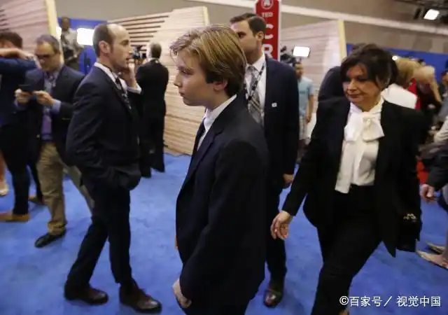 特朗普亲手为14岁幼子打领带,悉心叮嘱慈父范,这样太偏心了吧_巴伦