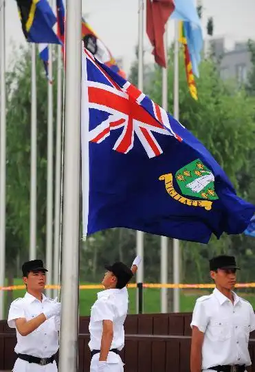 图文英属维尔京群岛代表团升旗仪式升旗手挥舞旗帜