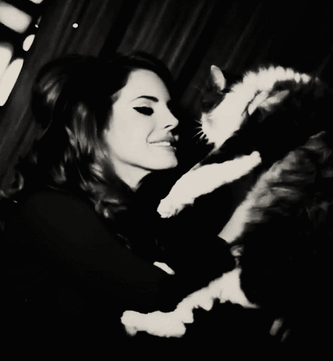 黑色背景美女微笑享受gif动图