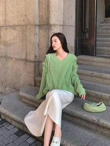 v领针织衫怎样搭配才好看?这几套轻熟风穿搭,减龄又好看