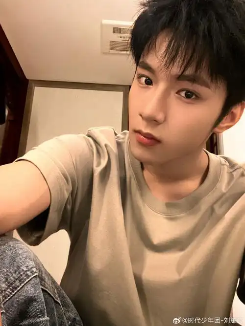 刘耀文 六格遂事赫光潮生##刘耀文中国移动动感地带芒果卡代言人