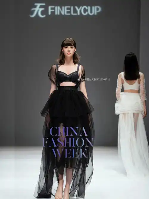 登上时装周的内衣四舍五入穿上你就是超模