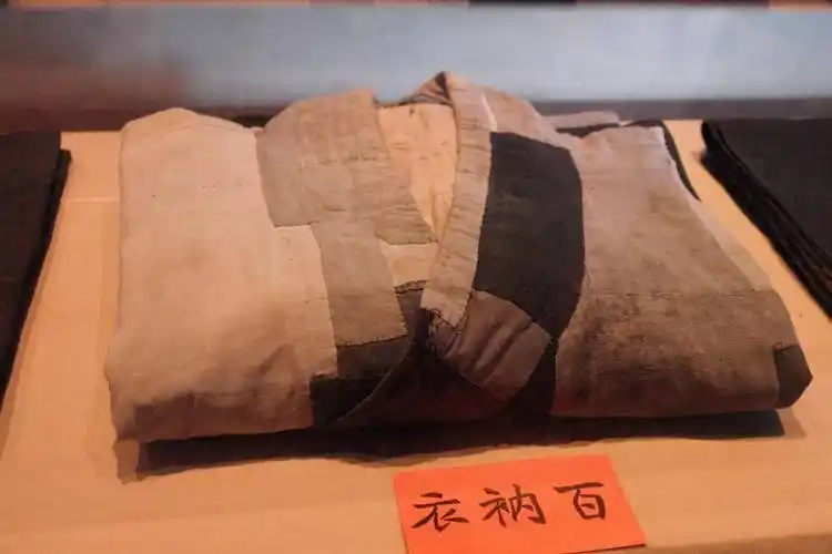 大众进入虚云纪念堂,瞻仰近代禅宗泰斗上虚下云老和尚照片及部分遗物