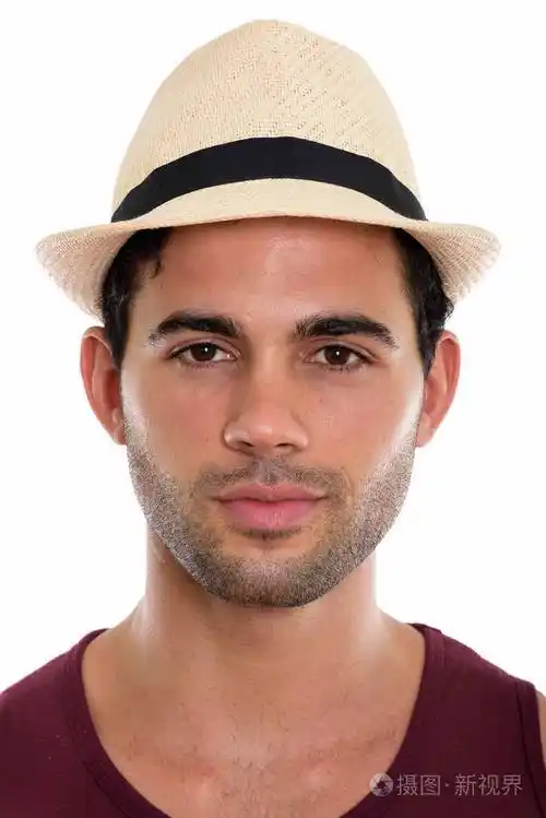 面对年轻英俊的西班牙人戴着帽子