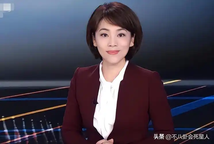 段暄上身西装(戴假发,穿半截西装,贴胶带瘦脸,原来央视的主持人这么"