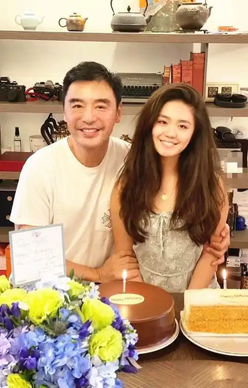 钟镇涛16岁的女儿美出圈穿吊带清新雅致梦想是做模特