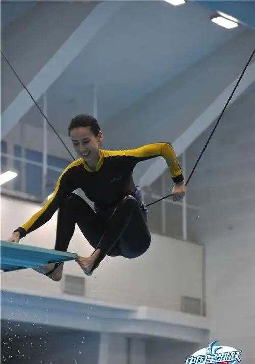黄圣依参加中国星跳跃训练照,明星