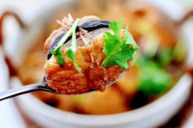 原创炖鱼时有人加料酒加醋去腥大厨太麻烦加入它一种就够了