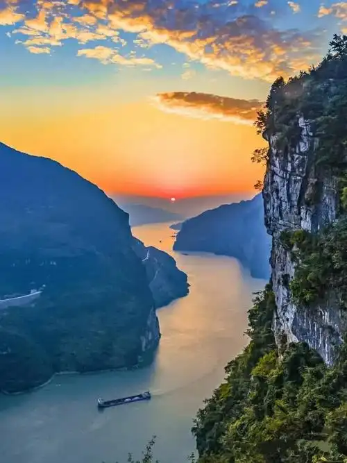 想带着公司的伙伴们去一睹长江三峡风采,有没有哪位驴友去过的,怎么游