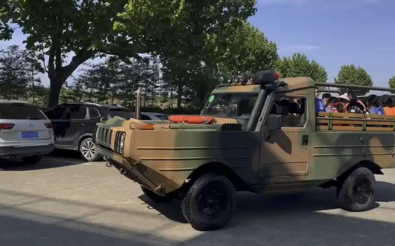 东方绿舟的水陆两栖车