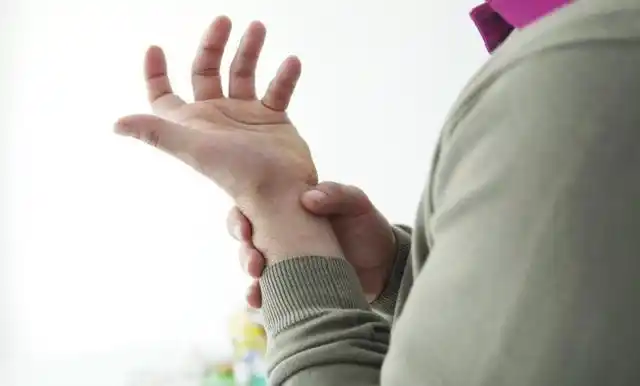 经常手麻脚麻是中风的前兆吗可能与3个原因有关