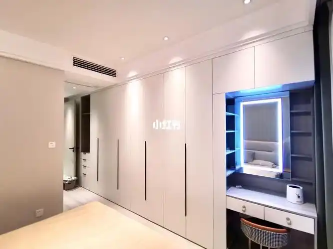 主卧床尾大衣柜