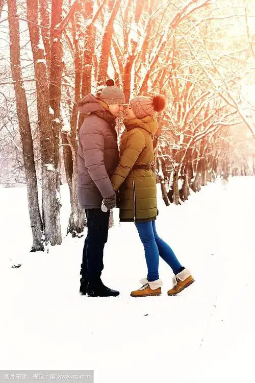 在户外的冬天相爱的夫妇