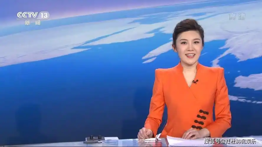 央视新闻主播们的新春造型年味十足,从服装到配饰都让人眼前一亮