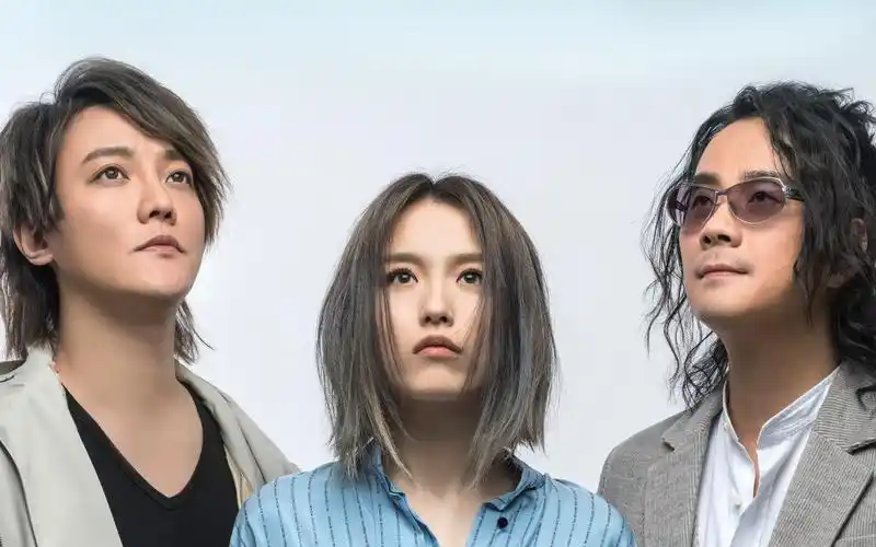 飞儿乐团新主唱lydia(韩睿)的现场《月牙湾》 《第一天》 《我们的爱