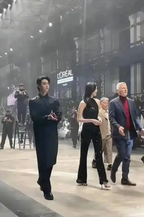 照片中,许凯的身高竟然可以与穿了高跟鞋的奚梦瑶相媲美,甚至在某些