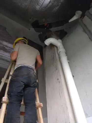 5,业务房五层排水立管安装.(作业人员:5人)