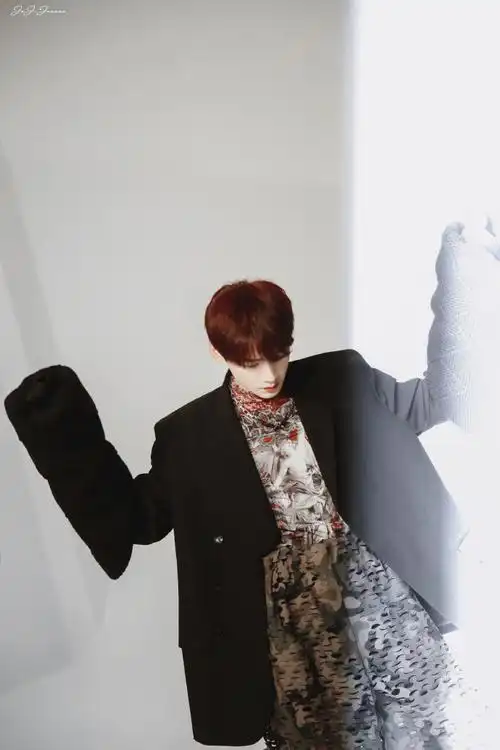 白敬亭芭莎男士7月刊封面##白敬亭古典风滑板双封大片