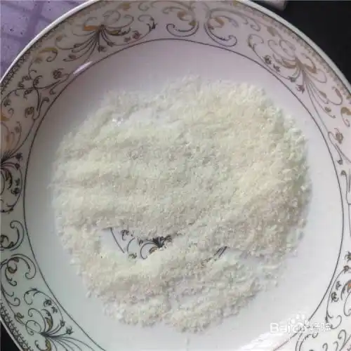 将剩余的5g面粉平铺在一个碟子中.