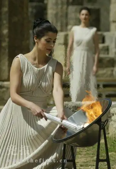 女祭司如何点燃奥运圣火点燃 仪式与古希腊相同