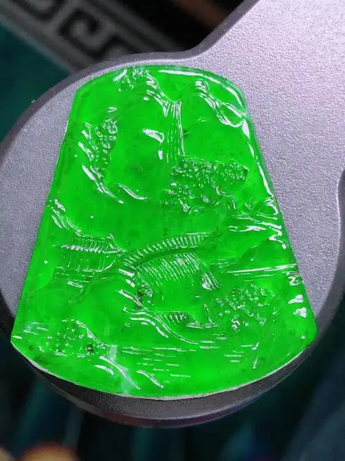 天然翡翠高冰种帝王绿山水牌吊坠