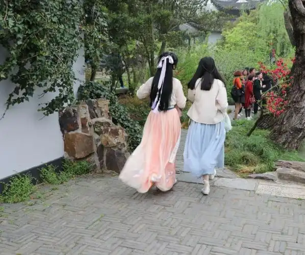 碧毯线头抽早稻,青罗裙带展新蒲.  未能抛得杭州去,一半勾留是