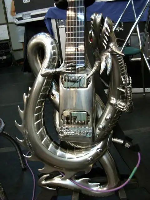 跪求王力宏设计的那个龙型音符的图片