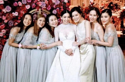 何超盈为香港名媛严纪雯婚礼担任伴娘
