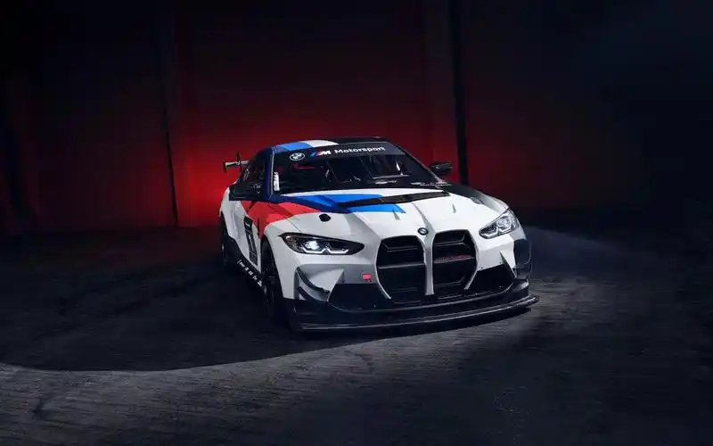 bmw的赛车超级帅,尤其是这身涂装,蓝紫红的三色条纹!