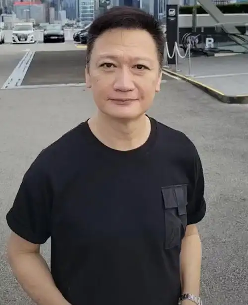 陶大宇大热天在街头派饭盒给老人家热到汗都把白色外套变透明