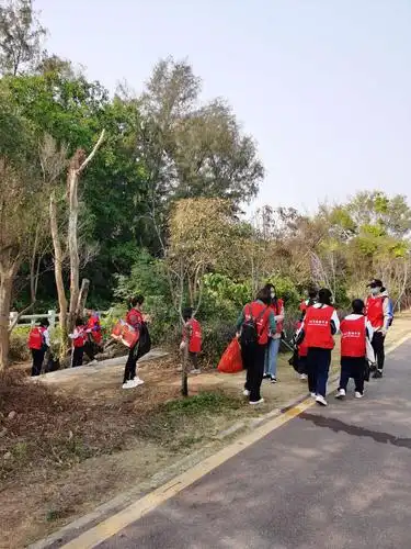 中学一(4)班学生义工队"携手父母,爱护环境,从我做起"宣传公益活动