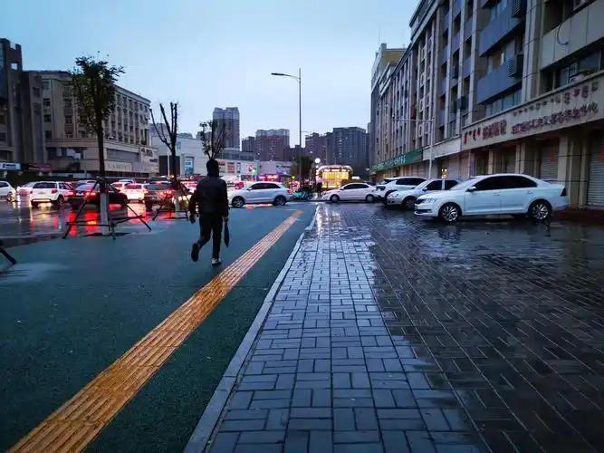 青城下雨了拥堵的街道匆匆的行人
