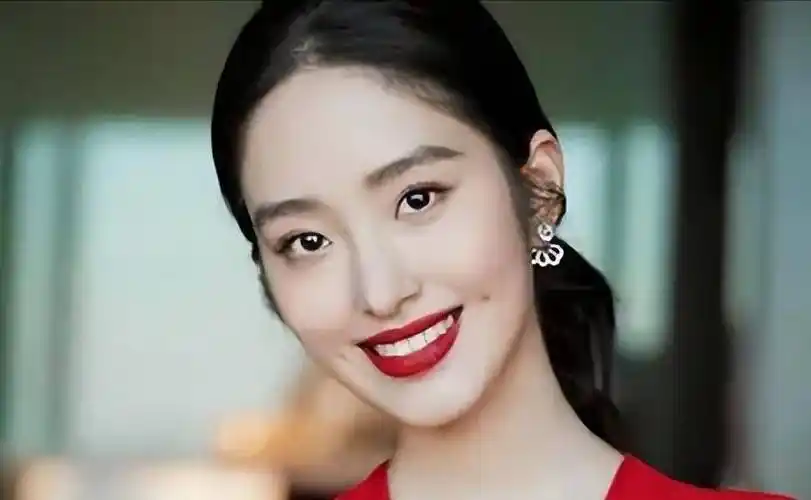 杨采钰:周冬雨同学,恋上大30岁富豪陈金飞,远比你想象的更复杂_刘亦菲