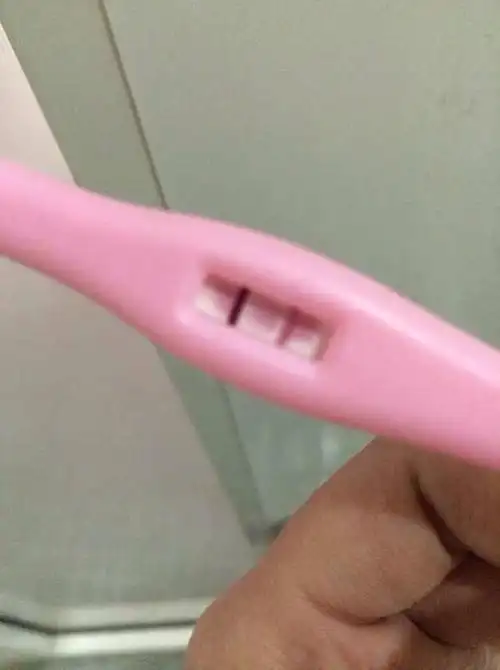 试孕棒一深一浅是怀孕了吗?有呕吐现象了