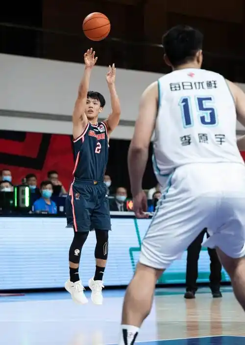10月18日,广东东莞大益队球员徐杰(左)在比赛中投篮.