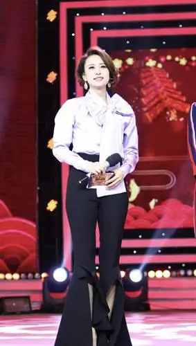 张蕾造型越来越"出位",大蝴蝶衬衫配大开叉喇叭裤,知性变惊艳