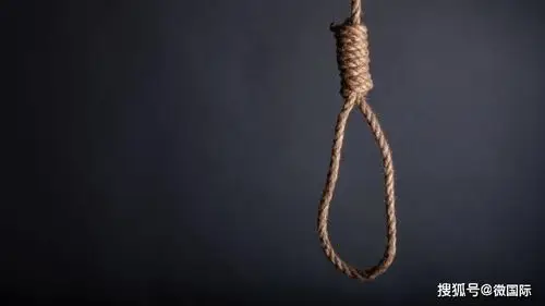 13岁男孩因整天在家看电视被继母责骂一气之下在家上吊自杀