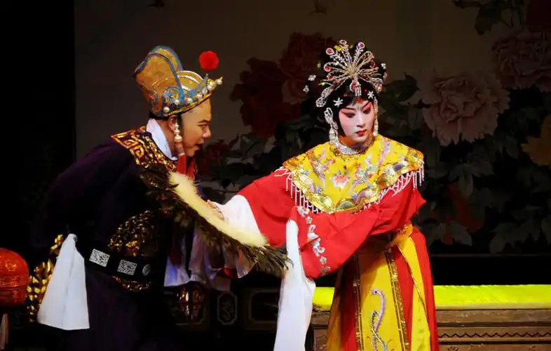 观看京剧狸猫换太子