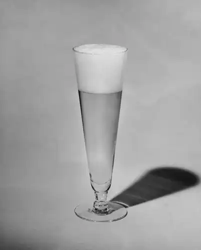 啤酒,无人,竖图,黑白,室内,特写,静物,阴影,食品,酒类,饮食,酒,饮料